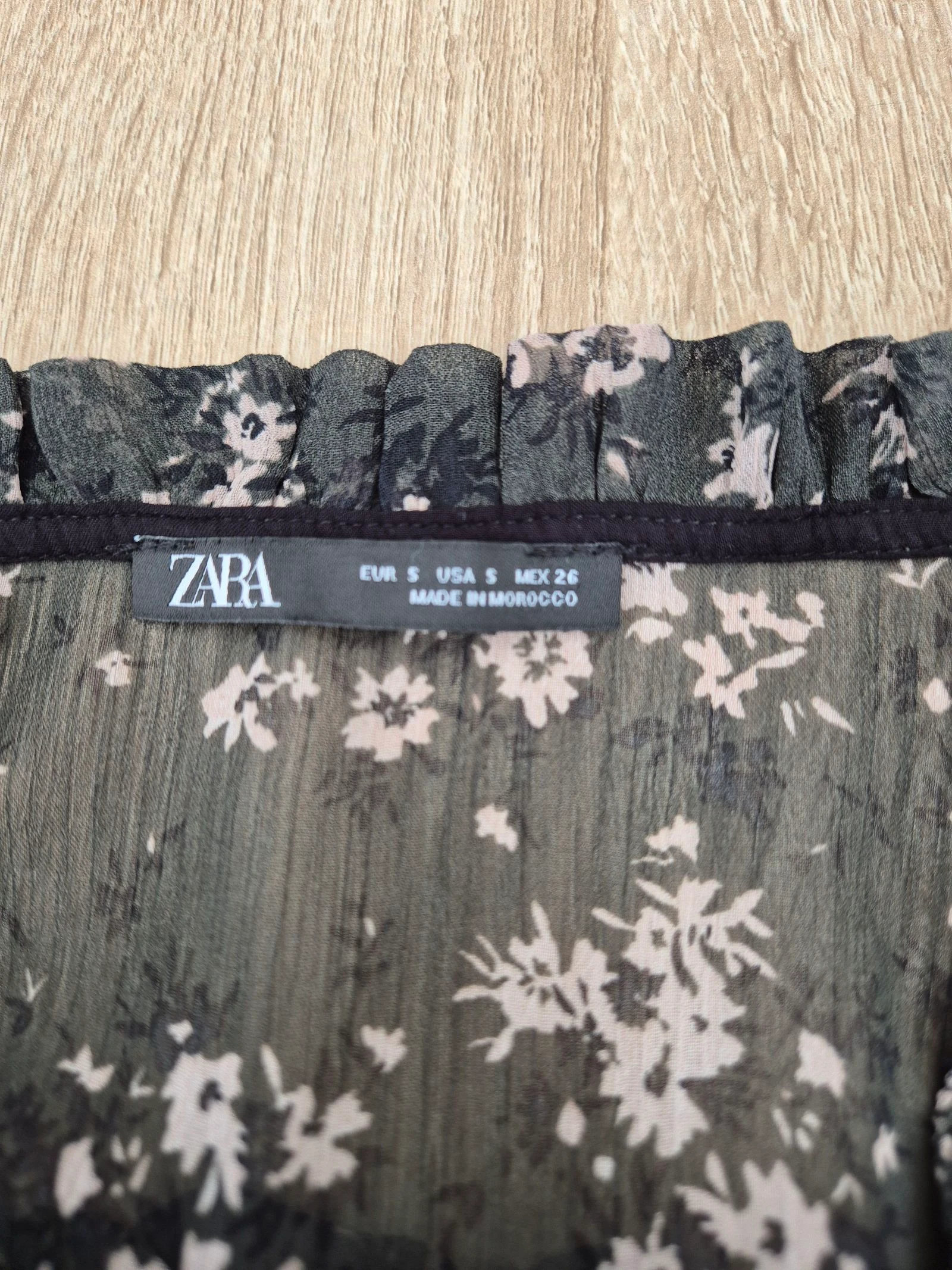 🌸 Vestido Zara floral cáqui P – seda fluida – mangas compridas – gola de babado – cinto – estilo boêmio chique – photo 8